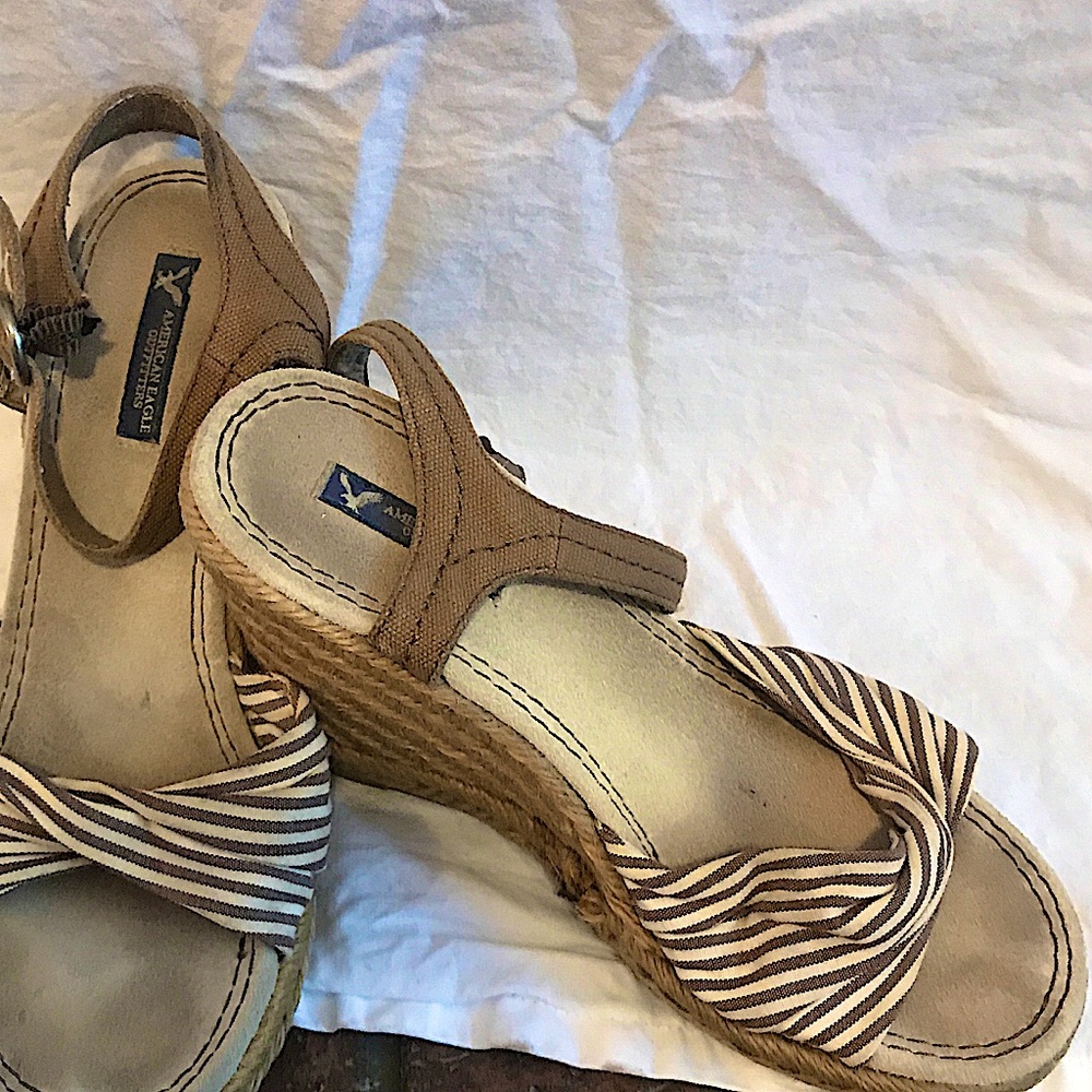 Size 6 AEO 2.5” platform sandals